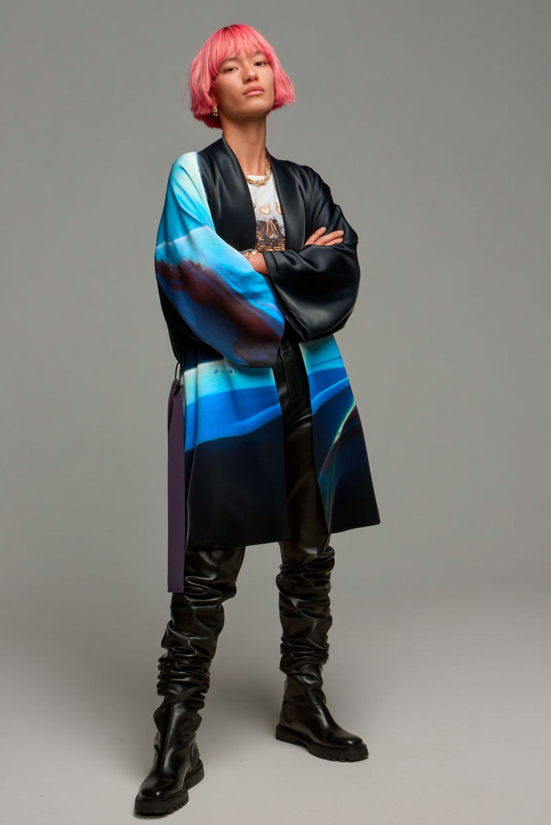 A light and flowing piece printed with artwork by Joana Palma.

This Snake kimono is an invitation to embody elegance with a timeless edge.
Its fabric catches light while the artwork holds deeper intention.

Part of the JP – Reality is a Veil collection, designed to reconnect you with meaning, expression, and presence. 